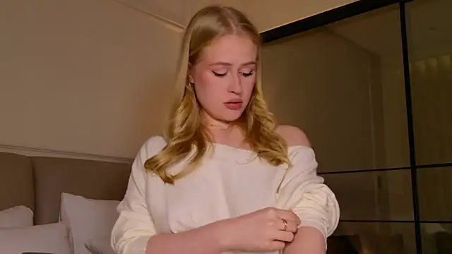 Snapshot of JuliaJaee chatting on 11/28/25, 02:42 JuliaJaee online show from 11/28/25, 02:42