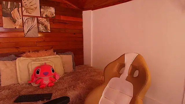 Snapshot of amber_curly chatting on 10/31/25, 04:30 amber curly online show from 10/31/25, 04:30