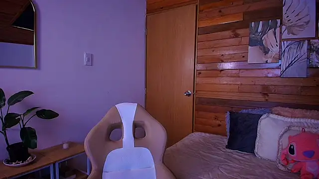 Snapshot of amber_curly chatting on 04/20/26, 06:53 amber curly online show from 04/20/26, 06:53