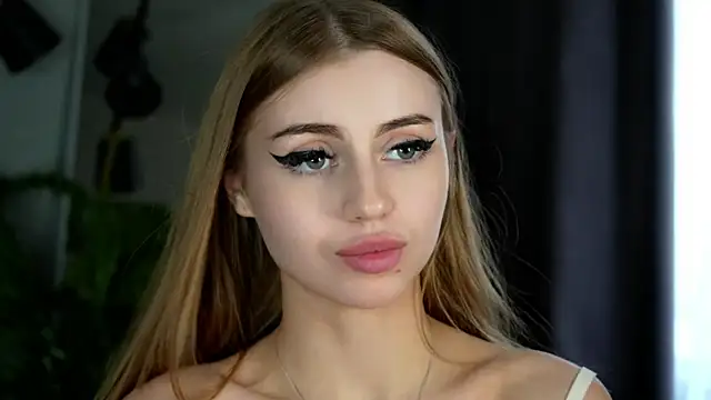 Snapshot of Sandy-the-Squirrel chatting on 12/05/24, 08:11 Sandy-the-Squirrel online show from 12/05/24, 08:11