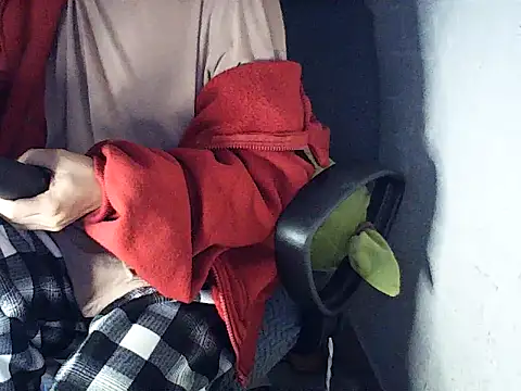 Snapshot of Haralushiaaax chatting on 12/16/25, 01:21 Haralushiaaax online show from 12/16/25, 01:21