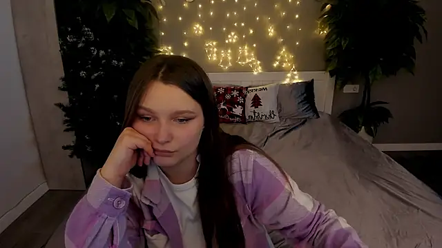 Snapshot of MagicPeachh_ chatting on 12/17/25, 02:12 MagicPeachh online show from 12/17/25, 02:12