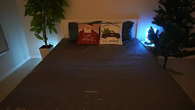 Snapshot of MagicPeachh_ chatting on 12/19/25, 06:53 MagicPeachh online show from 12/19/25, 06:53