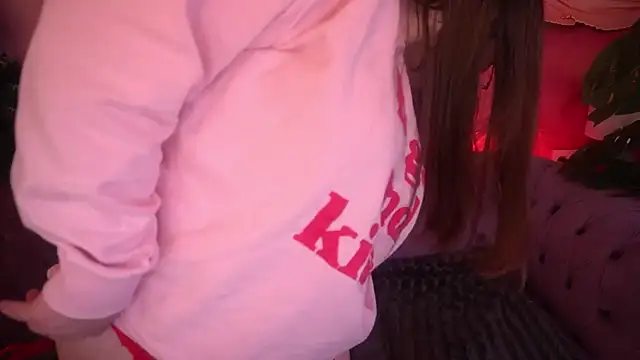 Snapshot of MagicPeachh_ chatting on 12/22/25, 01:41 MagicPeachh online show from 12/22/25, 01:41