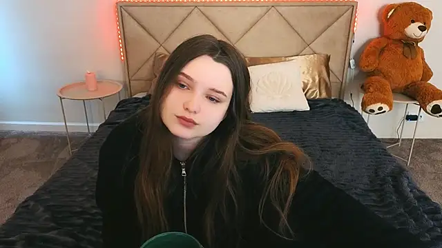 Snapshot of MagicPeachh_ chatting on 04/08/26, 06:13 MagicPeachh online show from 04/08/26, 06:13