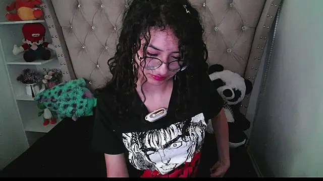 Snapshot of CherieCurl chatting on 09/26/25, 01:31 CherieCurl online show from 09/26/25, 01:31