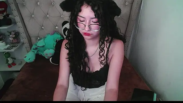 Snapshot of CherieCurl chatting on 11/22/25, 06:07 CherieCurl online show from 11/22/25, 06:07