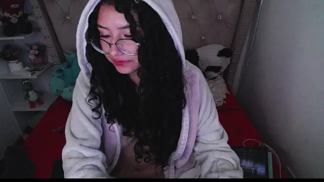 Snapshot of CherieCurl chatting on 12/04/25, 04:00 CherieCurl online show from 12/04/25, 04:00