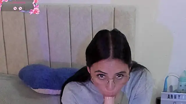Snapshot of anny_roberts chatting on 06/25/26, 01:04 anny roberts online show from 06/25/26, 01:04