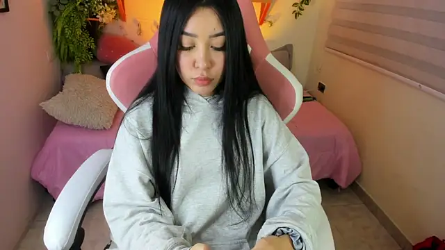 Snapshot of Starliee__ chatting on 10/24/25, 12:41 Starliee   online show from 10/24/25, 12:41