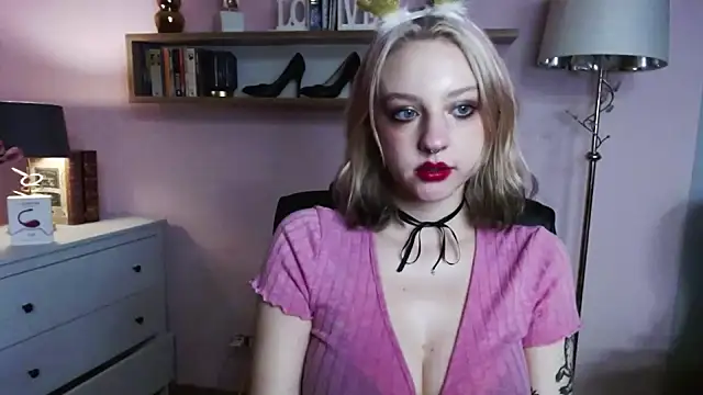 Snapshot of MadelineLust chatting on 12/23/24, 07:20 MadelineLust online show from 12/23/24, 07:20