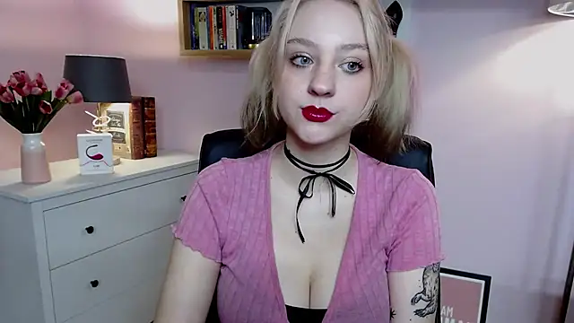 Snapshot of MadelineLust chatting on 12/28/24, 07:44 MadelineLust online show from 12/28/24, 07:44