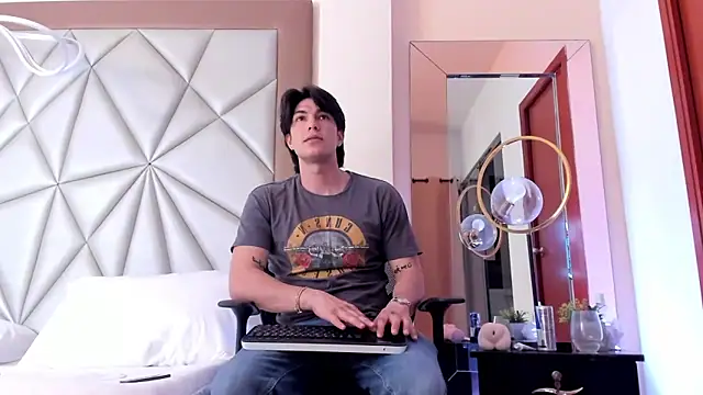 Karimferrer online show from 12/13/24, 04:22