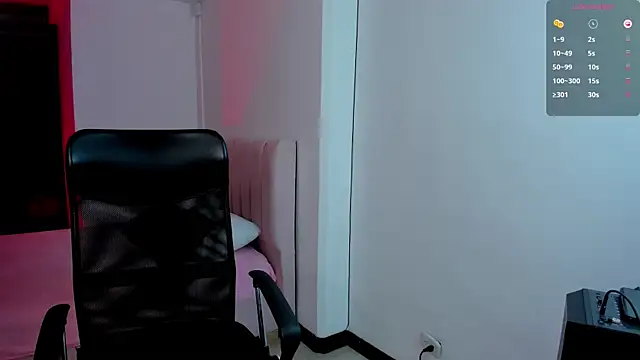 Snapshot of sophie_alice_ chatting on 12/18/25, 12:44 sophie alice online show from 12/18/25, 12:44