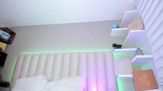 Snapshot of Sally__Walker chatting on 10/22/25, 03:07 Sally Walker online show from 10/22/25, 03:07