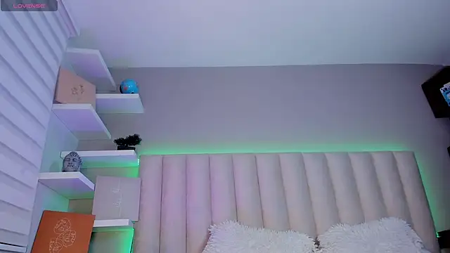 Snapshot of Sally__Walker chatting on 10/23/25, 03:28 Sally Walker online show from 10/23/25, 03:28