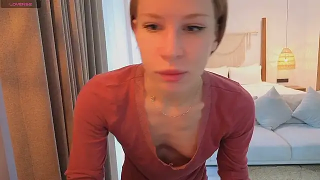 Snapshot of Elis_Fox chatting on 12/20/25, 11:01 Elis Fox online show from 12/20/25, 11:01