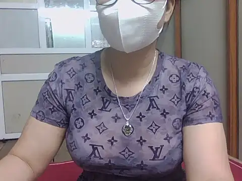 Snapshot of MaiHuong77 chatting on 10/16/25, 12:44 MaiHuong77 online show from 10/16/25, 12:44