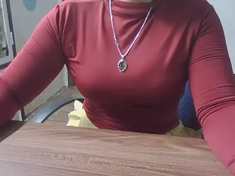 Snapshot of MaiHuong77 chatting on 10/23/25, 12:37 MaiHuong77 online show from 10/23/25, 12:37