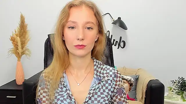 LolaWilsons online show from 02/05/25, 06:24