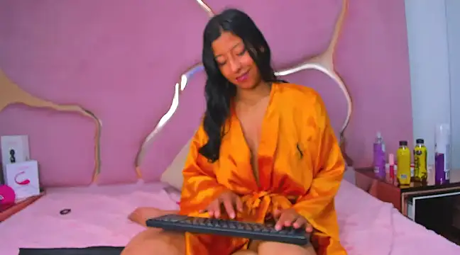 Snapshot of VaneLin18 chatting on 03/06/25, 08:52 VaneLin18 online show from 03/06/25, 08:52