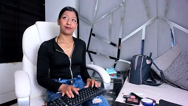 Snapshot of VaneLin18 chatting on 10/02/25, 05:20 VaneLin18 online show from 10/02/25, 05:20