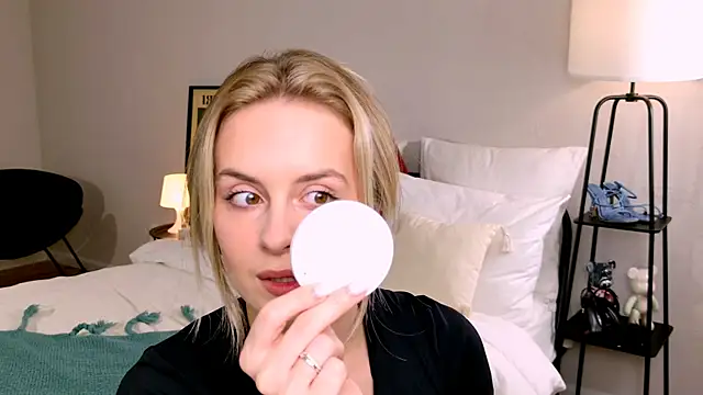 Snapshot of RozzitaBedberry chatting on 09/20/25, 06:14 RozzitaBedberry online show from 09/20/25, 06:14