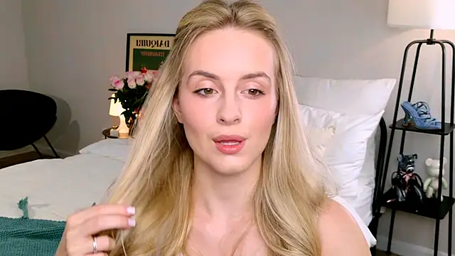 Snapshot of RozzitaBedberry chatting on 09/24/25, 06:06 RozzitaBedberry online show from 09/24/25, 06:06