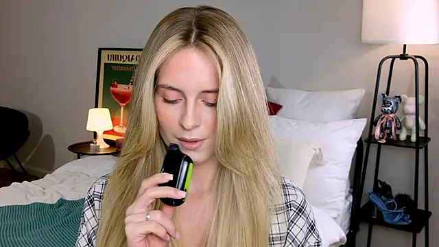 Snapshot of RozzitaBedberry chatting on 10/18/25, 01:01 RozzitaBedberry online show from 10/18/25, 01:01