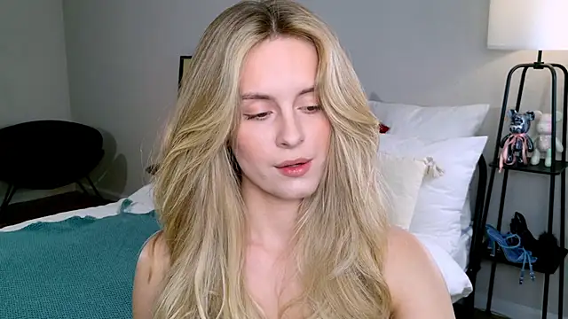 Snapshot of RozzitaBedberry chatting on 10/24/25, 02:02 RozzitaBedberry online show from 10/24/25, 02:02