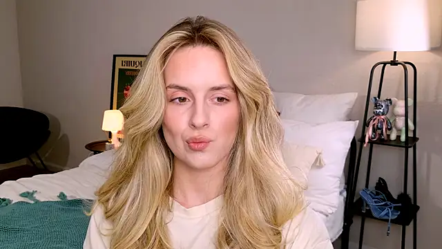 Snapshot of RozzitaBedberry chatting on 10/27/25, 01:48 RozzitaBedberry online show from 10/27/25, 01:48