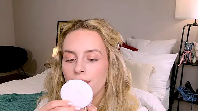 Snapshot of RozzitaBedberry chatting on 10/29/25, 01:02 RozzitaBedberry online show from 10/29/25, 01:02