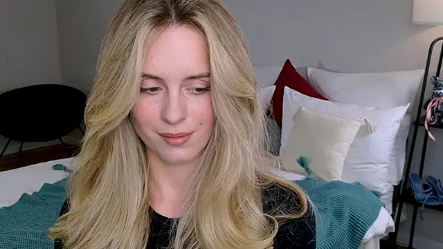 Snapshot of RozzitaBedberry chatting on 11/18/25, 02:54 RozzitaBedberry online show from 11/18/25, 02:54