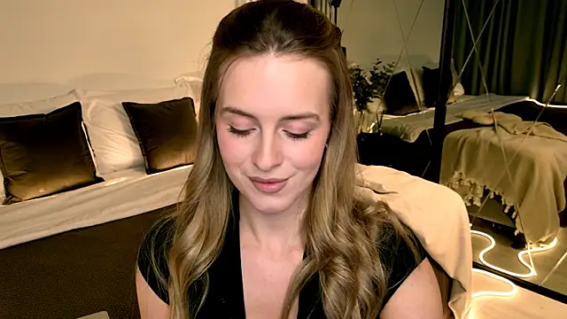 Snapshot of RozzitaBedberry chatting on 04/13/26, 11:37 RozzitaBedberry online show from 04/13/26, 11:37