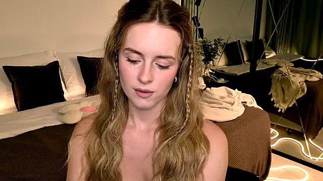 Snapshot of RozzitaBedberry chatting on 05/16/26, 01:43 RozzitaBedberry online show from 05/16/26, 01:43