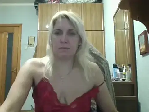 Snapshot of IrinaB1 chatting on 12/19/25, 09:33 IrinaB1 online show from 12/19/25, 09:33