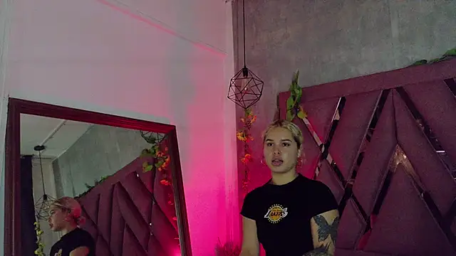 Snapshot of Haelycute chatting on 02/14/26, 12:02 Haelycute online show from 02/14/26, 12:02