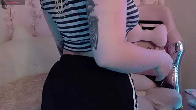 Snapshot of Haelycute chatting on 04/11/26, 12:37 Haelycute online show from 04/11/26, 12:37