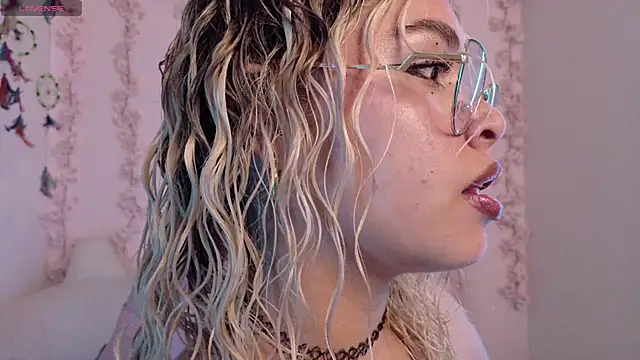 Snapshot of Haelycute chatting on 04/19/26, 08:33 Haelycute online show from 04/19/26, 08:33