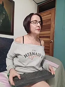 Snapshot of IsisBlake chatting on 04/28/26, 05:01 IsisBlake online show from 04/28/26, 05:01