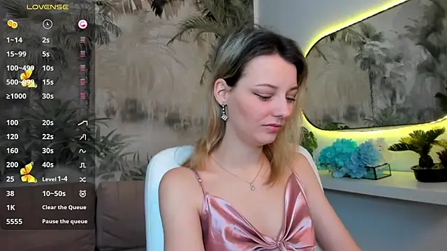 pretty little thing online show from 01/15/25, 12:58