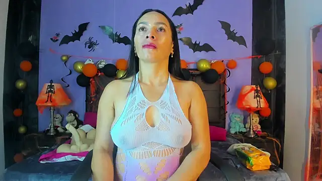 MaduraLuciana online show from 10/25/25, 10:45