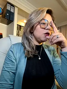 Snapshot of Cata_Office-12 chatting on 12/27/24, 04:21 Cata Office-12 online show from 12/27/24, 04:21