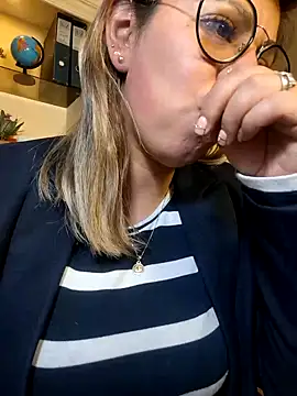 Snapshot of Cata_Office-12 chatting on 01/15/25, 04:43 Cata Office-12 online show from 01/15/25, 04:43