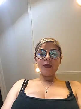 Snapshot of Cata_Office-12 chatting on 02/13/25, 11:15 Cata Office-12 online show from 02/13/25, 11:15