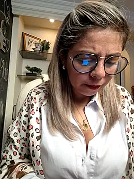 Snapshot of Cata_Office-12 chatting on 03/12/25, 04:02 Cata Office-12 online show from 03/12/25, 04:02