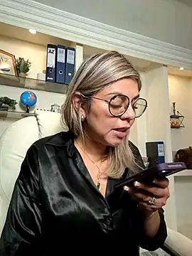 Snapshot of Cata_Office-12 chatting on 03/21/25, 08:40 Cata Office-12 online show from 03/21/25, 08:40