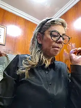 Snapshot of Cata_Office-12 chatting on 10/21/25, 01:56 Cata Office-12 online show from 10/21/25, 01:56