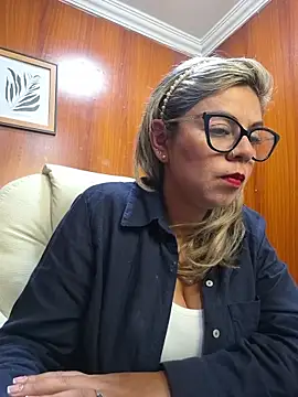 Snapshot of Cata_Office-12 chatting on 10/25/25, 04:24 Cata Office-12 online show from 10/25/25, 04:24