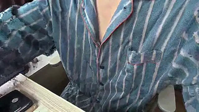 Snapshot of YunheLEE chatting on 12/23/25, 08:01 YunheLEE online show from 12/23/25, 08:01